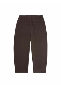 Brązowe dżinsy z wysokim stanem, prostą nogawką i dwoma tylnymi kieszeniami. Materiał wydaje się gładki z delikatnymi detalami w szwie.