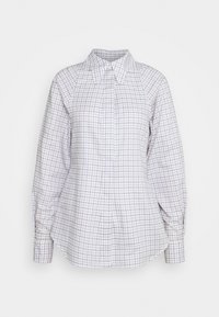 Camisa blanca con patrón de cuadrícula azul, con cuello, de manga larga, con textura suave, que presenta un pliegue central y un dobladillo curvado en la parte posterior.