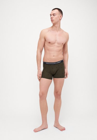 Boxer briefs da uomo in verde oliva con un elastico nero in vita che presenta il logo "POLO RALPH LAUREN", testurizzato con piccoli pattern del logo ripetuti.