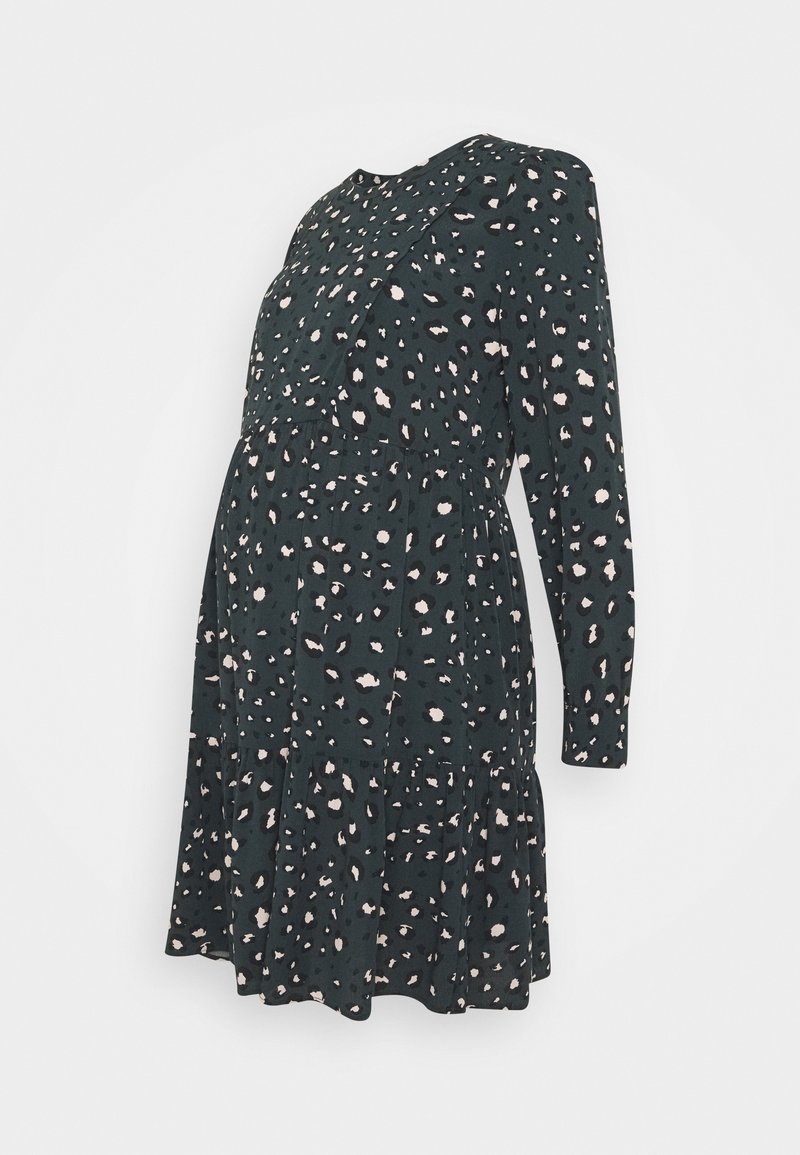 Robe de maternité manches longues vert foncé avec imprimé léopard rose clair et noir et un détail froncé à la taille.
