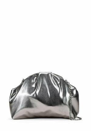 Bolso metálico plateado con un diseño recogido, textura suave y brillante, y una correa de cadena. Presenta una forma redondeada y pliegues sutiles.