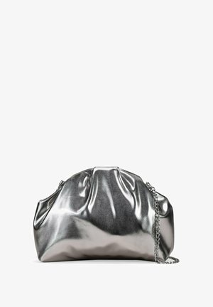 Bolso metálico plateado con un diseño recogido, textura suave y brillante, y una correa de cadena. Presenta una forma redondeada y pliegues sutiles.