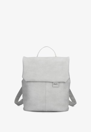 Mochila gris de cuero sintético con solapa plegable, asa superior, dos correas para los hombros y un pequeño detalle del logo en la parte delantera.