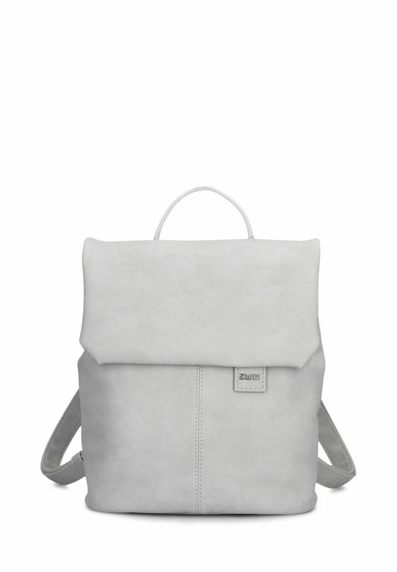 Grauer, synthetischer Lederrucksack mit einem Umschlagdeckel, einem oberen Griff, zwei Schultergurten und einem kleinen Logodetail auf der Vorderseite.