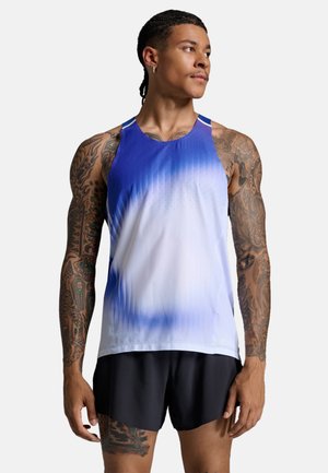 Canotta sportiva senza maniche in gradazione di blu e bianco. Realizzata in tessuto leggero con perforazioni, caratterizzata da un collo rotondo e una vestibilità comoda.