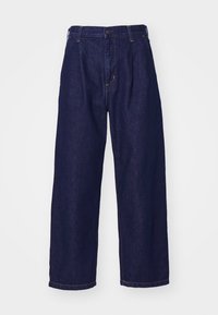 Donkerblauwe spijkerbroek, wijd uitlopende stijl, hoge taille, met een knoopsluiting en klassieke vijf-pocket styling. Vlotte textuur, subtiele stiksels.
