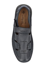 Czarny skórzany but z wycięciami, przeszyciami, okrągłym noskiem i wyściółką amortyzującą. Posiada logo na boku. Z tyłu zamknięty.