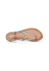 Sandalet della tonalità azzurro chiaro con una comoda soletta marrone, caratterizzato da fasce sottili e un bordo testurizzato in contrasto lungo i lati.