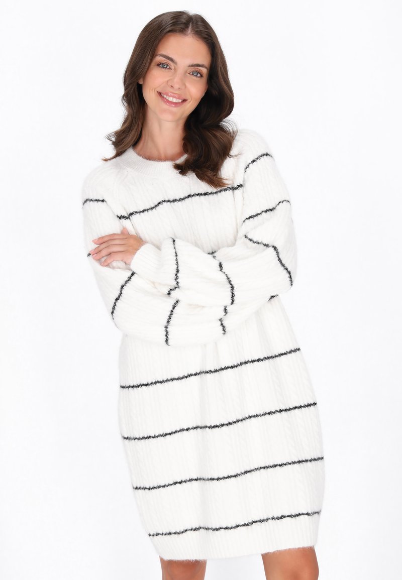 Weißes Strickkleid mit schwarzen horizontalen Streifen, langen Ärmeln, strukturiertem Stoff und lockerer Passform. Lässiges und bequemes Design.