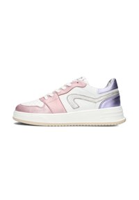 Witte sneaker met roze en lavendelaccenten, gekenmerkt door een glanzende leren bovenkant en een textuurzool. Veters, gepolsterde kraag en logodetail aanwezig.