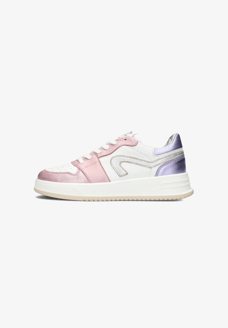 Witte sneaker met roze en lavendelaccenten, gekenmerkt door een glanzende leren bovenkant en een textuurzool. Veters, gepolsterde kraag en logodetail aanwezig.