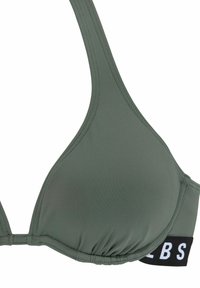 Trojuholníkový olivovozelený bikiny top s hladkou textúrou a elastickým pásom, na ktorom sa nachádza čierno-biele logo. Popruhy sú nastaviteľné pre lepšiu oporu.