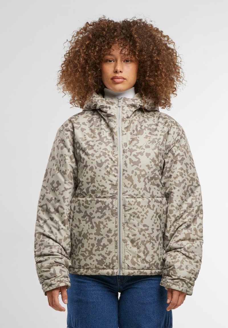 Bieza kamuflāžas jaka ar bežiem un gaiši brūniem rakstiem, ar kapuci, priekšējo rāvējslēdzēju un divām priekšējām kabatām. Mīksta tekstūra.