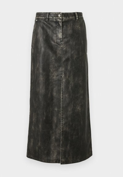 Μαύρη δερμάτινη φούστα με ξεθωριασμένη υφή, μεσαίου μήκους, με σκίσιμο μπροστά και εμφανείς λεπτομέρειες ραφής. Διαθέτει κούμπωμα με κουμπί και φερμουάρ.