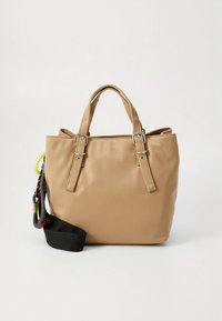 Ταν συνθετικό τσάντα χειρός με διπλές λαβές στο πάνω μέρος, ρυθμιζόμενο μαύρο λουρί και διακοσμητικά πολυχρωματικά στοιχεία εξαρτημάτων. Λείο υφή, μινιμαλιστικός σχεδιασμός.