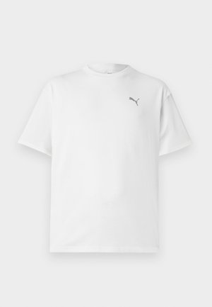 Biele tričko s krátkym rukávom a klasickým okrúhlym výstrihom, s malým šedým logom Puma na ľavej hrudi, zobrazené na bielom pozadí.
