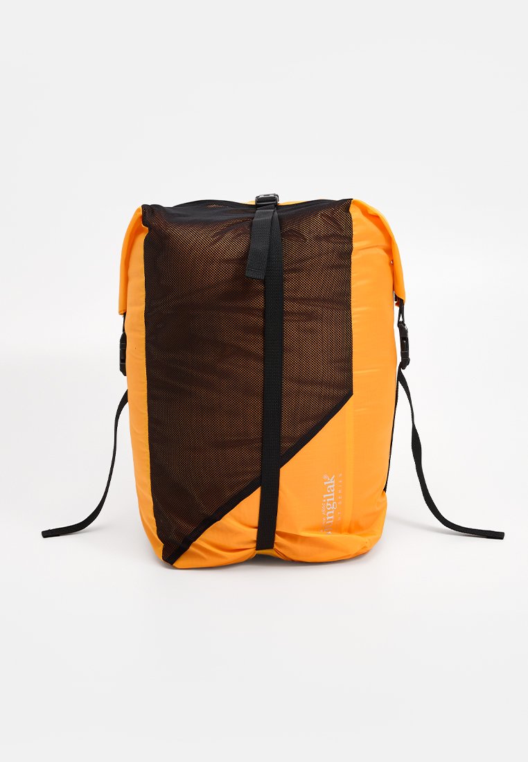 Mochila naranja con un panel de malla negra, correa superior horizontal y correas de hombro negras ajustables. Muestra el logo de la marca en el lateral.