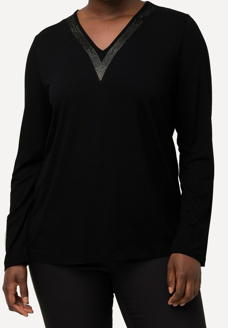 Czarny longsleeve z dekoltem w serek, ozdobiony metalicznymi akcentami na dekolcie, o gładkiej fakturze i luźnym kroju.