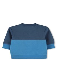 Felpa color block blu e blu navy con colletto e polsini a coste. Tessuto morbido, maniche corte e vista posteriore mostrata.