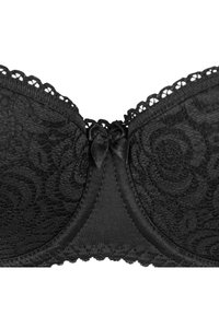 Czarny koronkowy biustonosz z kwiatowym wzorem, falistymi brzegami, satynową kokardką na środku i gładką tkaniną na dolnej części.