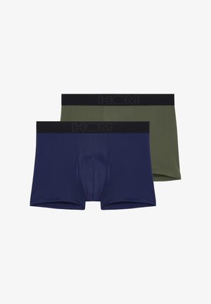 To sæt herre boxer briefs i marineblå og olivengrøn. Blødt stof med en sort talje, der har "HOM" logoet.