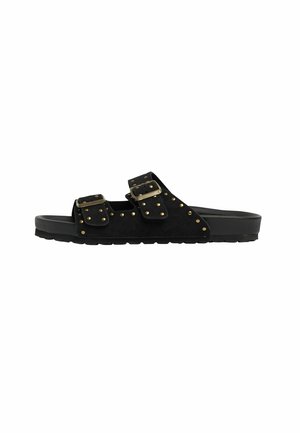 Sandal in camoscio nero con doppie cinghie e borchie dorate. Presenta una suola in gomma piatta e un hardware decorativo con fibbia.