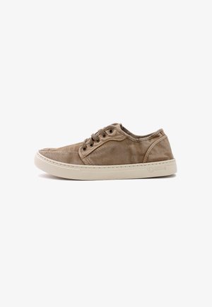 Beige canvas sneaker met veter-sluiting, rubberen zool en gestikte details. Ronde neus en gewatteerde kraag voor comfort.