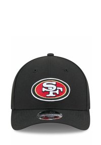 Schwarze Baseballmütze mit einem gestickten roten und weißen Logo mit "SF" in der Mitte, flachem Schirm und Belüftungslöchern.