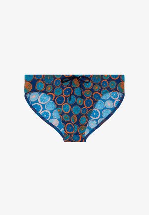 Heren zwembroekjes met patroon van blauwe en oranje citrusvruchtenschijfjes en een zwart koordje op witte achtergrond.