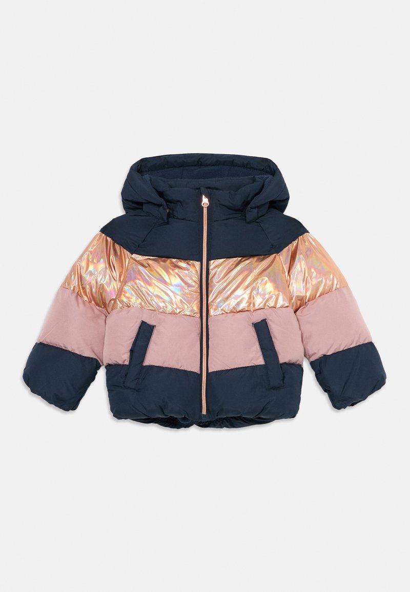 Giacca a vento per bambini con cappuccio, caratterizzata da pannelli colorati in blu navy, rosa e rosa oro lucido, e tasche frontali con una zip centrale.
