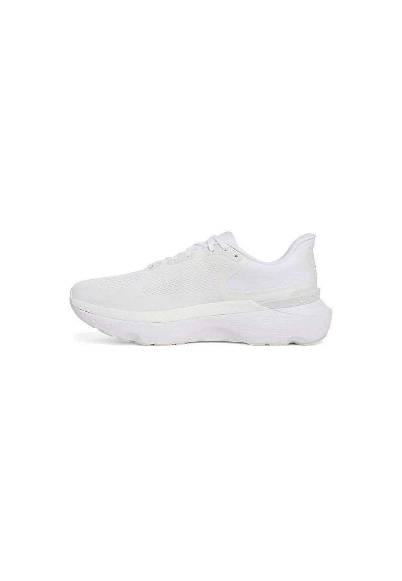 Zapatilla deportiva blanca con parte superior de malla transpirable y suela acolchada. Presenta un diseño aerodinámico y sutiles acentos texturizados.