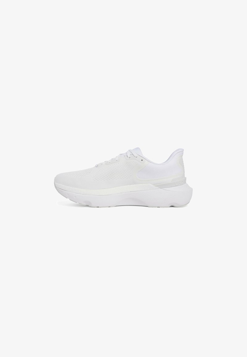 Baskets blanches de sport avec une tige en mesh respirant et une semelle rembourrée. Présente un design épuré et des accents texturés subtils.