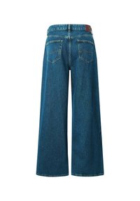 Jean denim bleu à jambes larges vu de dos avec deux poches arrière et un patch en cuir marron sur la ceinture.