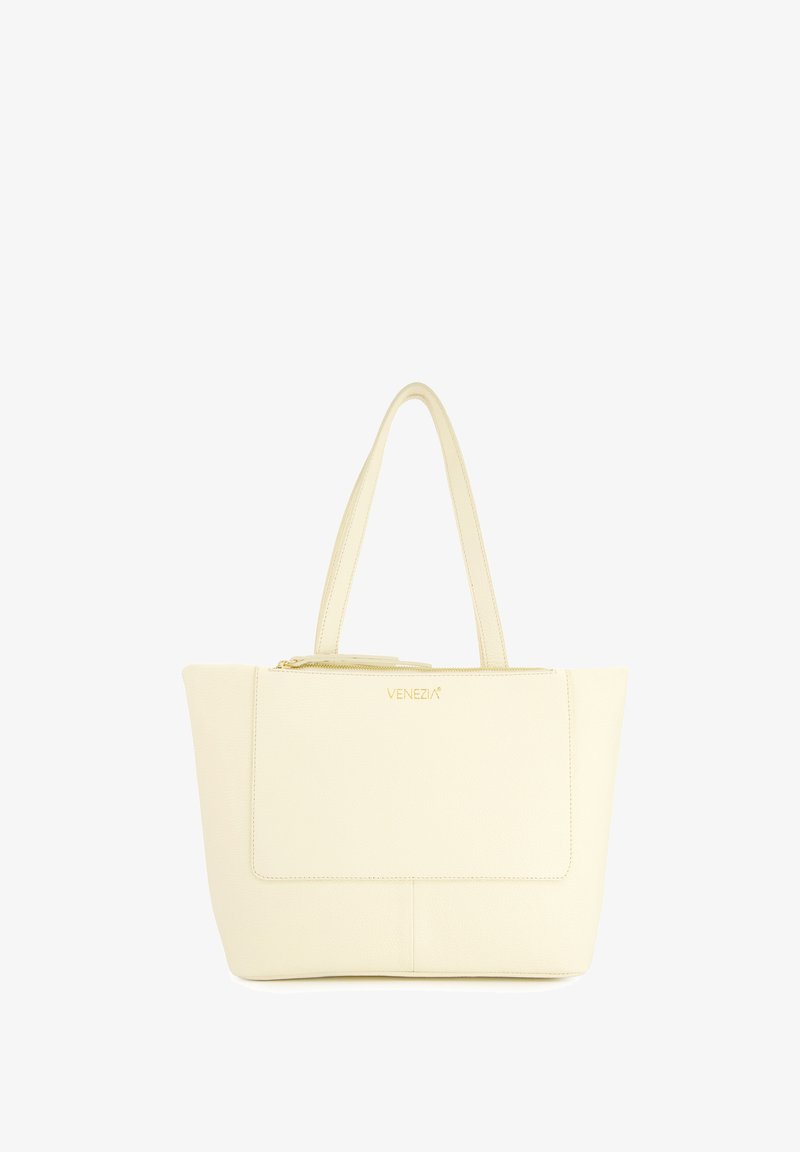 Stor, cremefarvet læder tote-bag med dobbelte håndtag, lynlåslukning og et frontpanel med præget brandlogo.