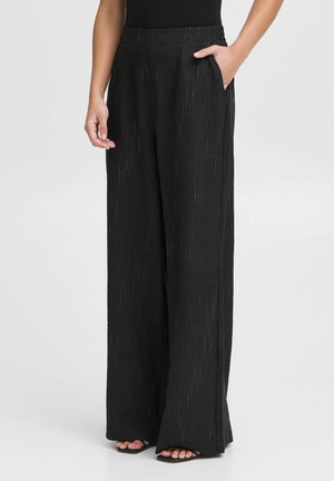 Pantaloni neri a gamba larga con tessuto strutturato a righe verticali, tasche laterali e vita elegante. Design classico e versatile.