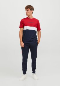 Jack & Jones JJEREID BLOCKING TEE - T-Shirt print - tango red