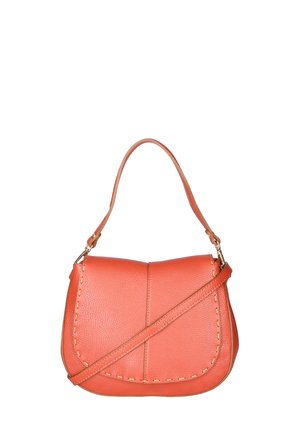 Borsa a tracolla in pelle di un arancione vivace con una forma curva, cuciture decorative e una tracolla staccabile. Presenta dettagli in hardware color oro.