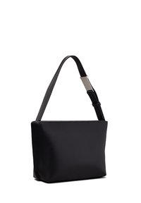 Borsa a spalla nera in materiale sintetico con forma rettangolare, tracolla regolabile, superficie liscia e un dettaglio in metallo sulla fibbia della tracolla.