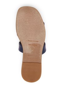 Infradito navy con tomaia in pelle liscia, suola in gomma marrone chiaro piatta e dettagli del marchio impressi sulla parte sottostante. Taglia segnata come 37.