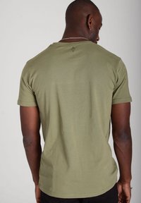 CRYSTAL PARIS CLASSIC - Triko s potiskem - olive