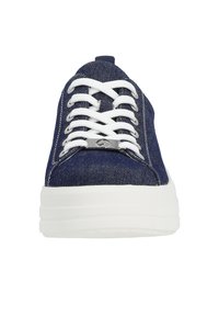 Denim-Sneaker mit einem Obermaterial aus marineblauem Stoff, weißen Schnürsenkeln und einer dicken weißen Sohle. Verfügt über eine silberne Hardware-Akzent auf der Zunge.