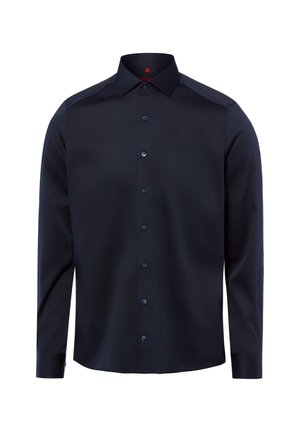 Granatowa koszula na długi rękaw z kołnierzem w szpic i mankietami zapinanymi na guziki, prezentowana na białym tle.
