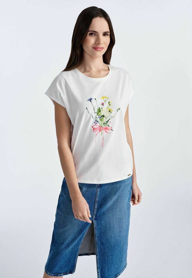 Biała koszulka z krótkim rękawem w kwiatowy nadruk z kokardą, połączona z Midi dżinsową spódnicą z rozporkiem z przodu.