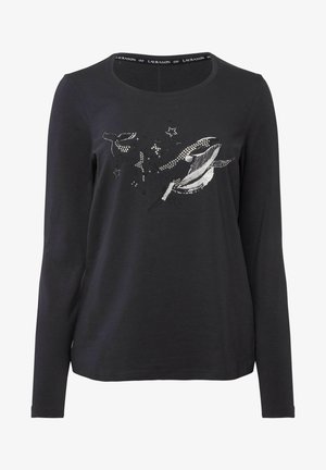 Zwarte langemouwshirt met een grafisch ontwerp van een walvis en sterren in wit en zilver. Gemaakt van zachte stof met een ronde halslijn en aansluitende mouwen.