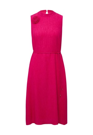 Fuchsia mouwloze jurk met een hoge halslijn, voorzien van een stoffen rozenaccent op de linker schouder en een strik in de taille.