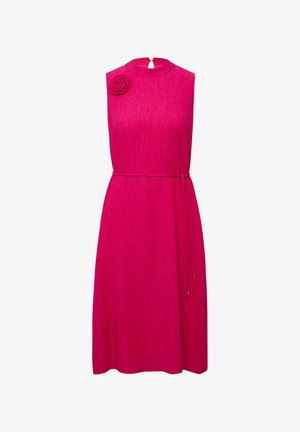 Fuchsia ärmelloses Kleid mit hohem Ausschnitt, ausgestattet mit einer Stoffrose auf der linken Schulter und einer gebundenen Taillenschnur.