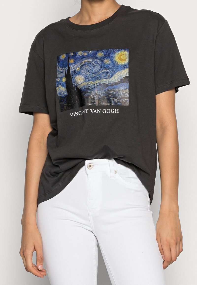 Sort bomulds t-shirt med et trykt Vincent van Gogh kunstværk i livlige blå og gule nuancer, rund hals og afslappet pasform.