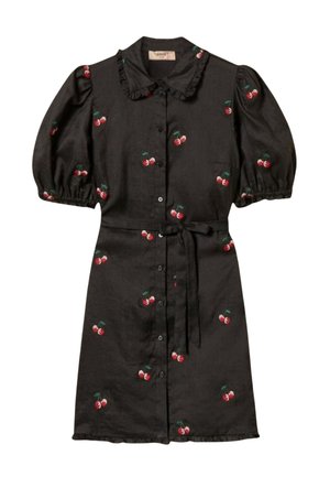 Vestido negro con botones, mangas abullonadas, cinturón en la cintura, cuello con volantes y estampado de cerezas rojas dispersas por la tela.