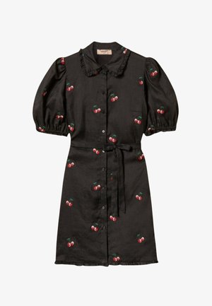 Vestido negro con botones, mangas abullonadas, cinturón en la cintura, cuello con volantes y estampado de cerezas rojas dispersas por la tela.