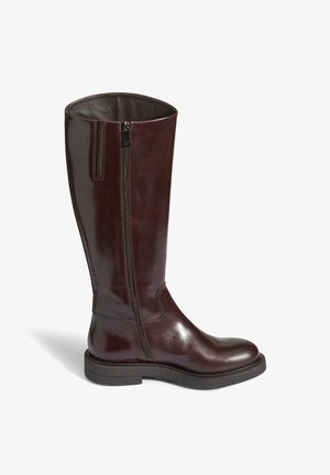 Brązowy skórzany botek do kolan z bocznym zamkiem, zaokrąglonym noskiem, gładką teksturą i niską, płaską podeszwą. Minimalistyczny design z błyszczącym wykończeniem.